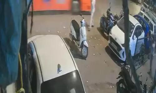 Video 4 लोगों की मौत का, बस हादसे को देखकर चीख पड़े लोग Video 4 लोगों की मौत का, बस हादसे को देखकर चीख पड़े लोग