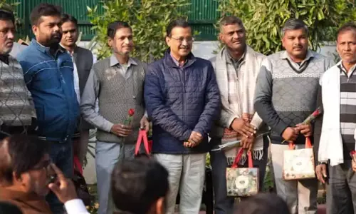 Delhi विधानसभा चुनाव से पहले केजरीवाल ने ऑटो चालकों को चाय पर बुलाया Delhi विधानसभा चुनाव से पहले केजरीवाल ने ऑटो चालकों को चाय पर बुलाया