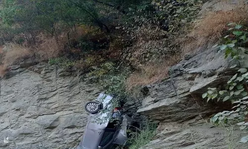 Himachal: शिमला में कार दुर्घटना में दो लोगों की मौत, एक घायल