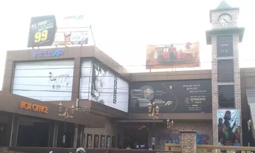 टॉकीज में लूट, डेढ़ लाख ले उड़े बदमाश