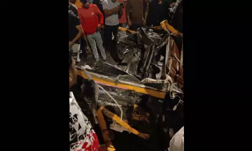 मुंबई के कुर्ला में बस ने कई वाहनों को टक्कर मारी, तीन की मौत, 17 घायल मुंबई के कुर्ला में बस ने कई वाहनों को टक्कर मारी, तीन की मौत, 17 घायल