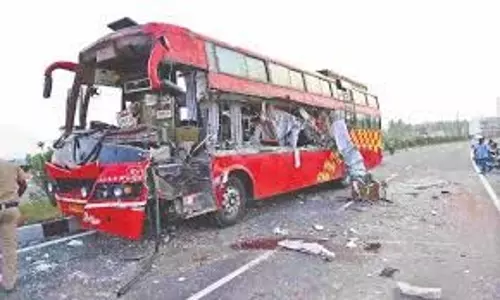ओमनी बस के ट्रक से टकराने से 10 से अधिक यात्री घायल ओमनी बस के ट्रक से टकराने से 10 से अधिक यात्री घायल