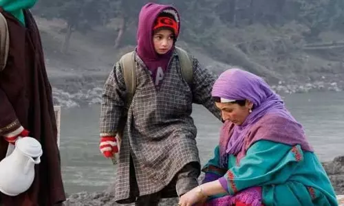 J&K: ऊंचे इलाकों में बर्फबारी के बाद घाटी में शीतलहर का प्रकोप जारी