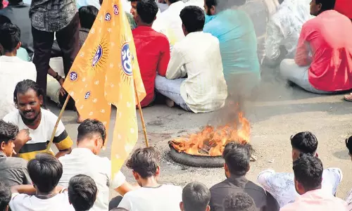 Karnataka: नाबालिग लड़की से बलात्कार के विरोध में प्रदर्शन के दौरान पथराव Karnataka: नाबालिग लड़की से बलात्कार के विरोध में प्रदर्शन के दौरान पथराव