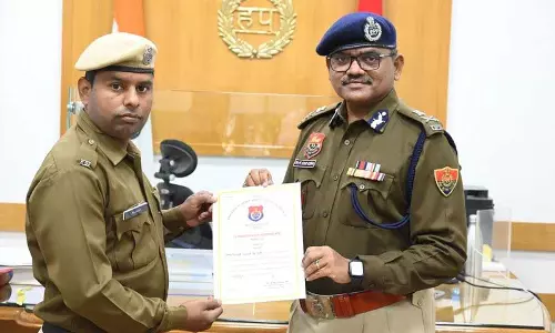 Haryana :एडीजीपी ने हिसार में बहादुरी भरे कार्य के लिए होमगार्ड जवान को सम्मानित किया Haryana :एडीजीपी ने हिसार में बहादुरी भरे कार्य के लिए होमगार्ड जवान को सम्मानित किया