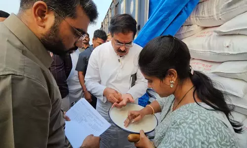 Andhra: विजाग बंदरगाह पर छापेमारी में 483 टन पीडीएस चावल जब्त Andhra: विजाग बंदरगाह पर छापेमारी में 483 टन पीडीएस चावल जब्त