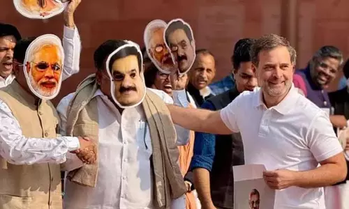 Rahul Gandhi ने संसद परिसर में जरिए मोदी और अडानी पर निशाना साधा