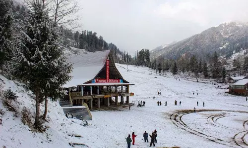 बर्फबारी के कारण लाहौल में फंसे 800 पर्यटकों को बचाया गया