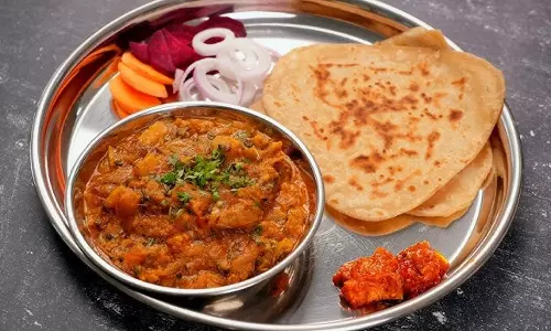 प्याज़ की ग्रेवी और मसले हुए आलू के साथ सॉसेज रेसिपी