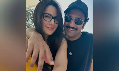 Katrina ने विक्की कौशल को शादी की सालगिरह पर अपनी प्यारी सी शुभकामनाएँ देकर प्रशंसकों को चौंका दिया Katrina ने विक्की कौशल को शादी की सालगिरह पर अपनी प्यारी सी शुभकामनाएँ देकर प्रशंसकों को चौंका दिया