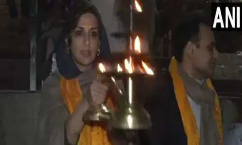 सोनाली बेंद्रे ने Ayodhya का दौरा किया, सरयू घाट पर आरती की