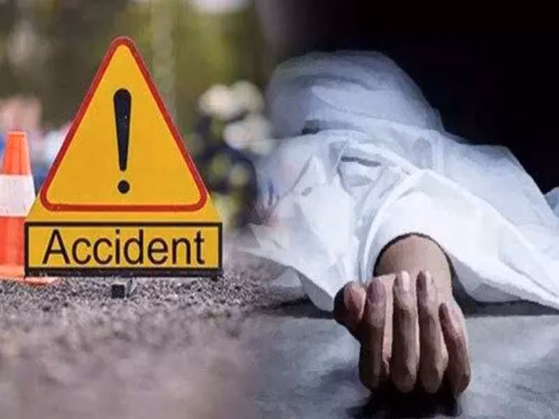 Delhi: तेज रफ्तार ट्रक ने बस को मारी टक्कर, तीन की मौत Delhi: तेज रफ्तार ट्रक ने बस को मारी टक्कर, तीन की मौत