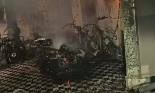 इलेक्ट्रिक स्कूटर में आग लगने से 4 अन्य वाहन जले इलेक्ट्रिक स्कूटर में आग लगने से 4 अन्य वाहन जले