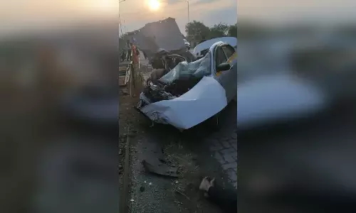 कार और ट्रक के बीच भीषण टक्कर, 2 की मौत तीन घायल, Car चकनाचूर