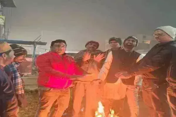 Ranchi: जिला प्रशासन ने विभिन्न प्रखंडों के चौक चौराहों पर की अलाव की व्यवस्था Ranchi: जिला प्रशासन ने विभिन्न प्रखंडों के चौक चौराहों पर की अलाव की व्यवस्था