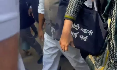 BIG BREAKING: मोदी अडानी भाई भाई...सांसद प्रियंका गांधी के बैग पर लिखा दिखा, VIDEO BIG BREAKING: मोदी अडानी भाई भाई...सांसद प्रियंका गांधी के बैग पर लिखा दिखा, VIDEO