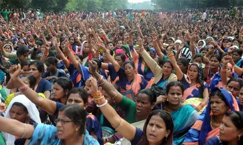 Odisha: मिशन शक्ति के सहायक कर्मचारियों ने वेतन की मांग की