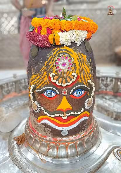 Ujjain: भस्म आरती में भांग, ड्रायफ्रूट व चांदी के नया मुकुट से सजे महाकाल Ujjain: भस्म आरती में भांग, ड्रायफ्रूट व चांदी के नया मुकुट से सजे महाकाल
