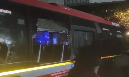 कुर्ला हादसे में 7 की मौत पर सीएम फडणवीस ने जताया दुख, परिजनों को 5 लाख रुपये मुआवजा देने का किया ऐलान कुर्ला हादसे में 7 की मौत पर सीएम फडणवीस ने जताया दुख, परिजनों को 5 लाख रुपये मुआवजा देने का किया ऐलान