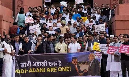 अडानी मुद्दे पर विपक्षी सांसदों ने संसद परिसर में काले झोला लेकर किया प्रदर्शन