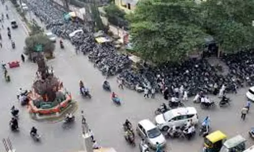 Varanasi: निजी वाहन का भी ले रहे हैं भुगतान