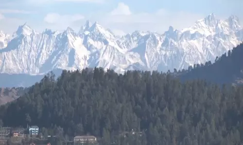 Shimla और आस-पास के इलाकों में ताजा बर्फबारी के बाद ठंड बढ़ी Shimla और आस-पास के इलाकों में ताजा बर्फबारी के बाद ठंड बढ़ी