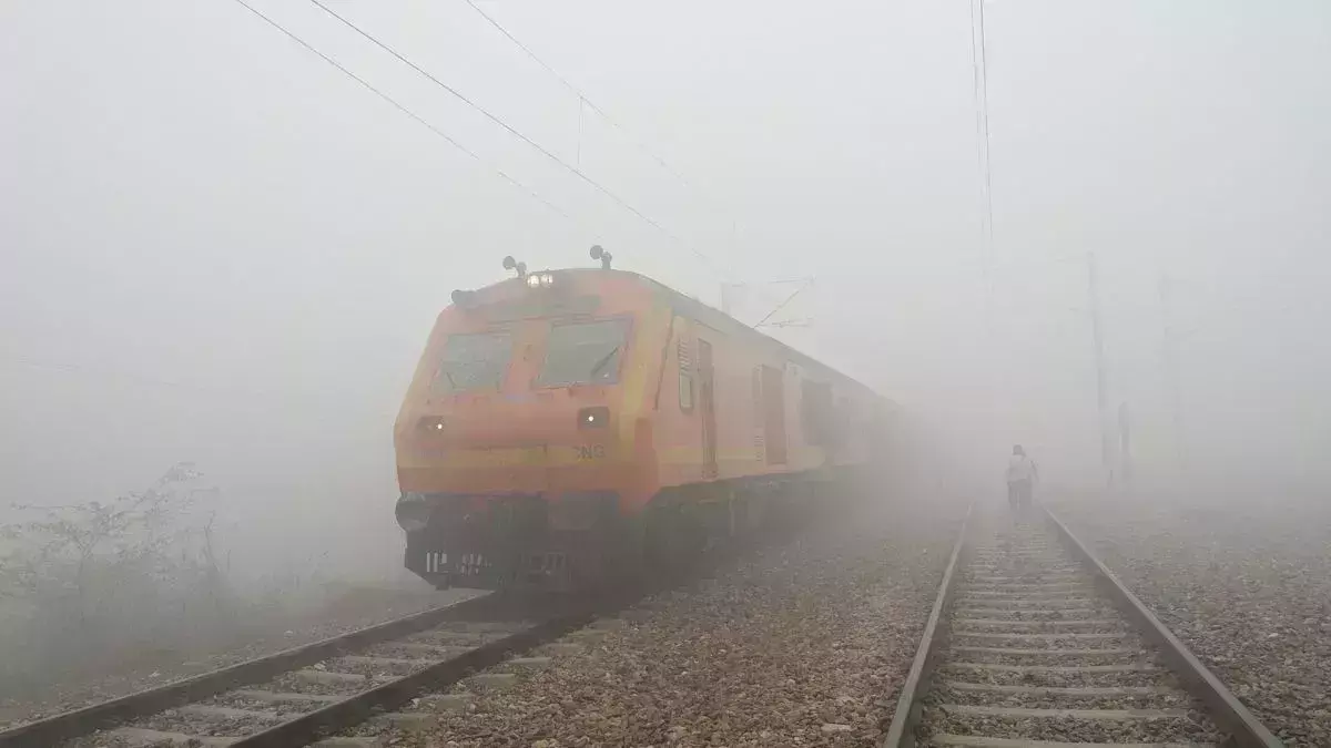 Varanasi: कोहरे के चलते कई ट्रेनों के रूट में बदलाव Varanasi: कोहरे के चलते कई ट्रेनों के रूट में बदलाव