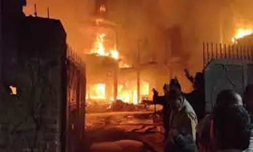 Lucknow: रिहायशी इलाके में अवैध फर्नीचर गोदाम में लगी आग Lucknow: रिहायशी इलाके में अवैध फर्नीचर गोदाम में लगी आग