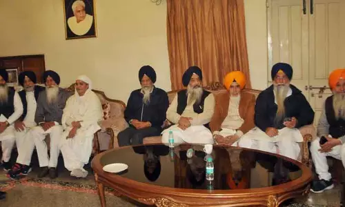 विद्रोही अकालियों ने Akal Takht के निर्देशों का पालन किया, सुधार लहर को भंग किया