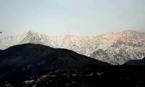 Himachal: सफेद चादर से ढके धौलाधार Himachal: सफेद चादर से ढके धौलाधार