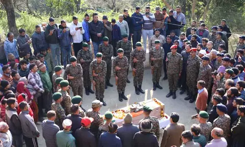 Himachal: सैनिक का पूरे सैन्य सम्मान के साथ अंतिम संस्कार किया गया