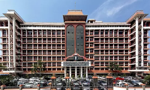 Kerala High Court : मंदिरों में बधाई देने वाले फ्लेक्स बोर्ड लगाने पर रोक लगाई