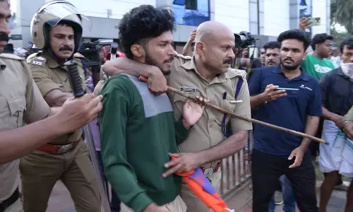 Kerala : कासरगोड नर्सिंग छात्रा के कोमा में जाने से स्कूल पर पुलिस के हमले से इनकार Kerala : कासरगोड नर्सिंग छात्रा के कोमा में जाने से स्कूल पर पुलिस के हमले से इनकार