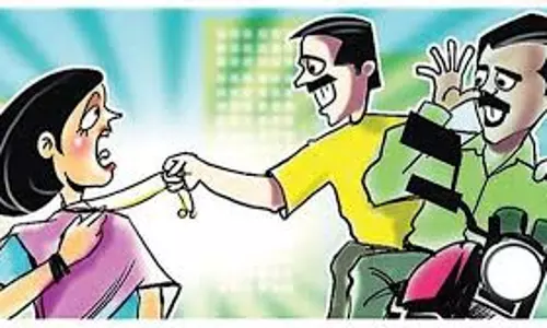 Chapra: बाइक सवार शातिरों ने महिला के गले से सोने की चेन लूटी Chapra: बाइक सवार शातिरों ने महिला के गले से सोने की चेन लूटी