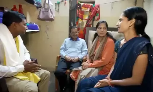 अरविंद केजरीवाल ने दिल्ली के ऑटो चालक के घर दोपहर का भोजन किया