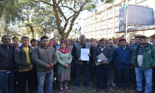 Forest Rights Act के तहत भूमि अधिग्रहण में देरी के विरोध में कांगड़ा में विरोध प्रदर्शन Forest Rights Act के तहत भूमि अधिग्रहण में देरी के विरोध में कांगड़ा में विरोध प्रदर्शन