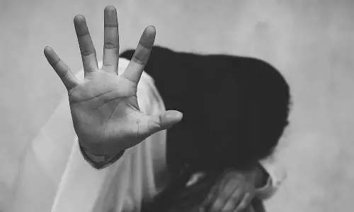 शादी का वादा कर छात्रा से बलात्कार, गर्भवती होने पर विदेश: युवक गिरफ्तार शादी का वादा कर छात्रा से बलात्कार, गर्भवती होने पर विदेश: युवक गिरफ्तार