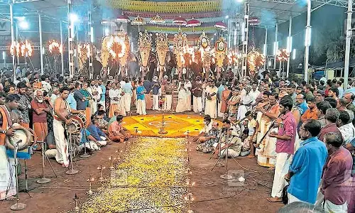 भगवान के दर्शन के लिए आते हैं भक्त: मंदिरों में नेताओं के लचीलेपन के खिलाफ HC