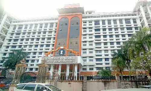 Kerala: आदेशों का उल्लंघन किया गया: सड़क बंद करके CPM की बैठक की आलोचना Kerala: आदेशों का उल्लंघन किया गया: सड़क बंद करके CPM की बैठक की आलोचना
