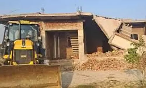 Meerut: दारा सिंह प्रजापति के फ्लैट पर चला बुलडोजर Meerut: दारा सिंह प्रजापति के फ्लैट पर चला बुलडोजर