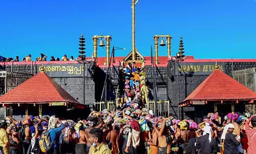 व्यस्त सबरीमाला: दिन की गर्मी और कोहरे से बेपरवाह भक्तों की कतारें व्यस्त सबरीमाला: दिन की गर्मी और कोहरे से बेपरवाह भक्तों की कतारें