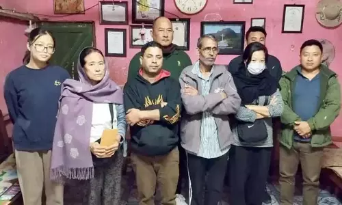 Nagaland :  सलाहकार तेम्जेनमेंबा ने मंगकोलेम्बा अग्नि प्रभावित परिवारों से मुलाकात की