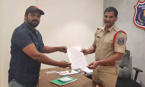 Manoj ने पुलिस पर एकतरफा रुख अपनाने और पिता मोहन बाबू का पक्ष लेने का आरोप लगाया Manoj ने पुलिस पर एकतरफा रुख अपनाने और पिता मोहन बाबू का पक्ष लेने का आरोप लगाया
