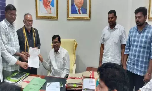 Mancherial में पंचायत सचिवों को काम के भारी बोझ से जूझना पड़ रहा Mancherial में पंचायत सचिवों को काम के भारी बोझ से जूझना पड़ रहा