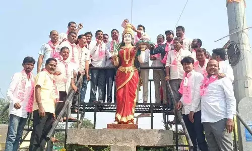 BRS कार्यकर्ताओं ने आदिलाबाद में तेलंगाना थल्ली प्रतिमाओं का क्षीराभिषेक किया