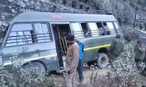 Chamoli: सेना का वाहन हादसे का शिकार, दो जवान घायल Chamoli: सेना का वाहन हादसे का शिकार, दो जवान घायल