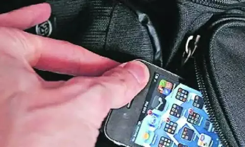 Narayan पेठ पुलिस चौकी के सामने से बुजुर्ग का मोबाइल चोरी