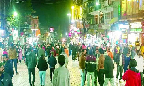 Manali के होटलों ने क्रिसमस और नए साल के कार्यक्रमों के लिए पर्यटकों को किया आकर्षित