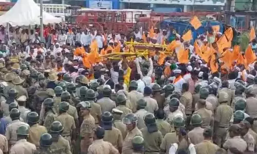 Belagavi में दूसरा आरक्षण विरोध प्रदर्शन, पंचमसाली में आग लगी Belagavi में दूसरा आरक्षण विरोध प्रदर्शन, पंचमसाली में आग लगी