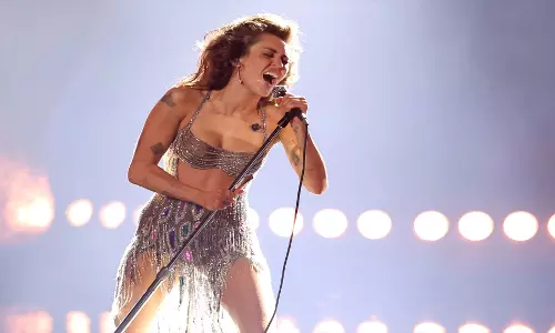 Miley Cyrus ने द लास्ट शोगर्ल का गाना ब्यूटीफुल दिस वे रिलीज किया